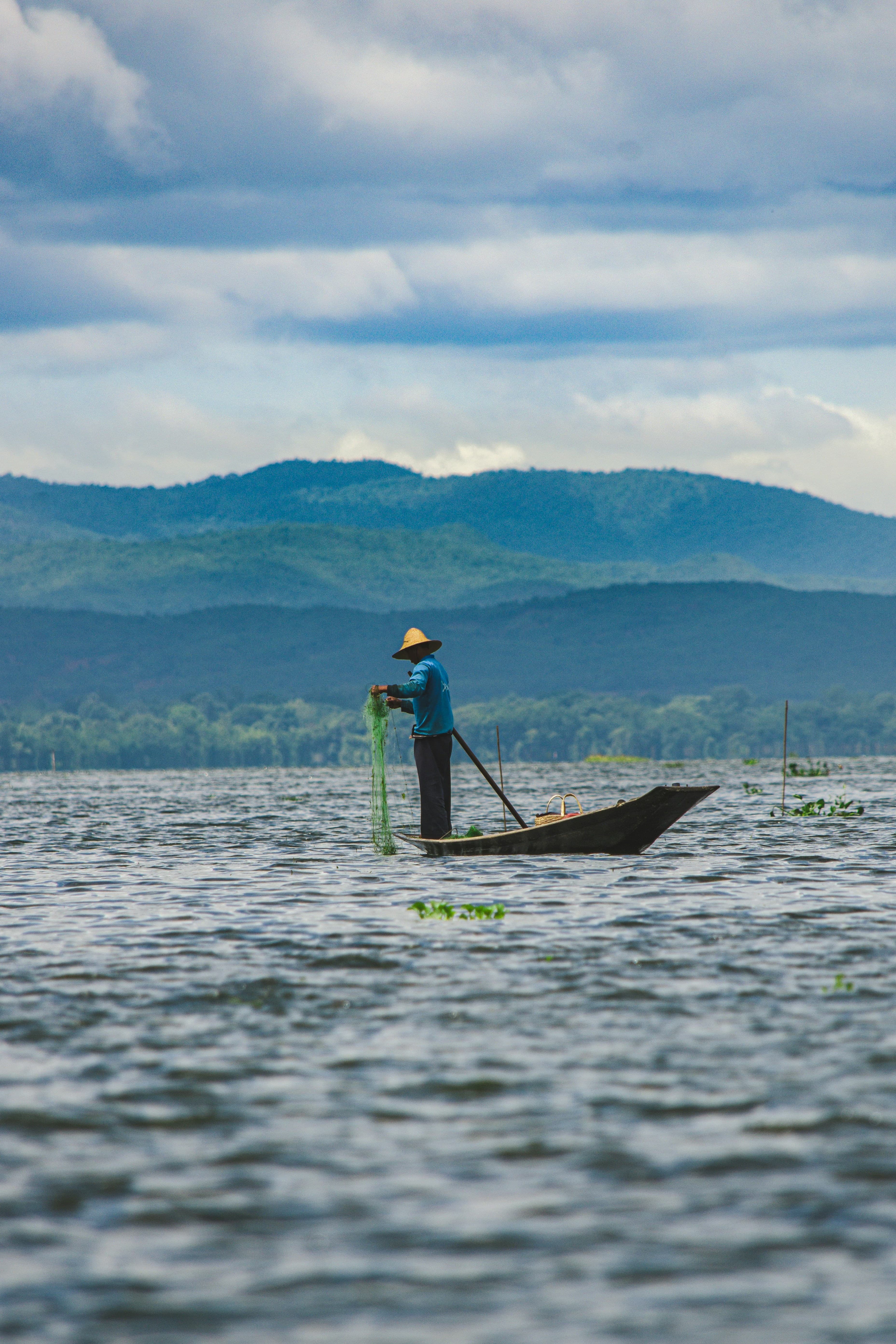 Pescador en lago